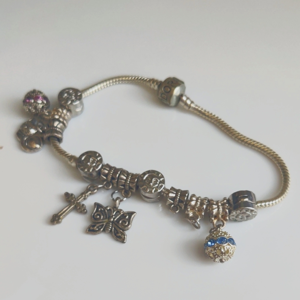PANDORA - Elegant Silver Charm Bracelet